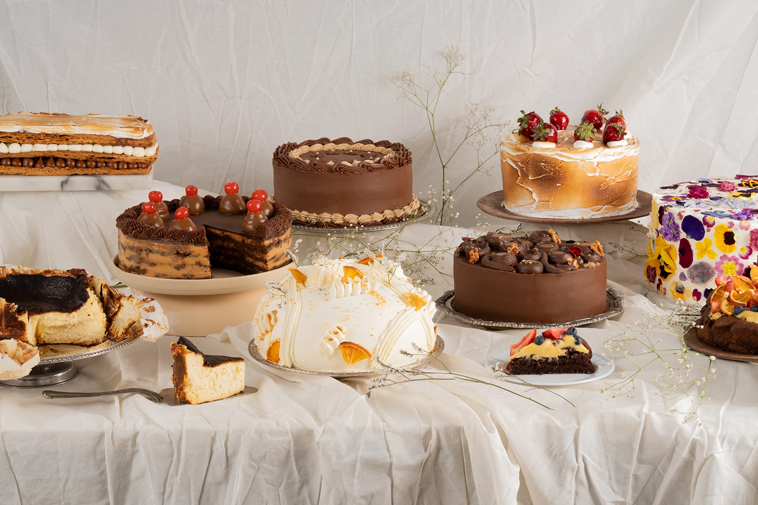 Mesa de tortas y pastelería artesanal en una producción de fotografía de estudio