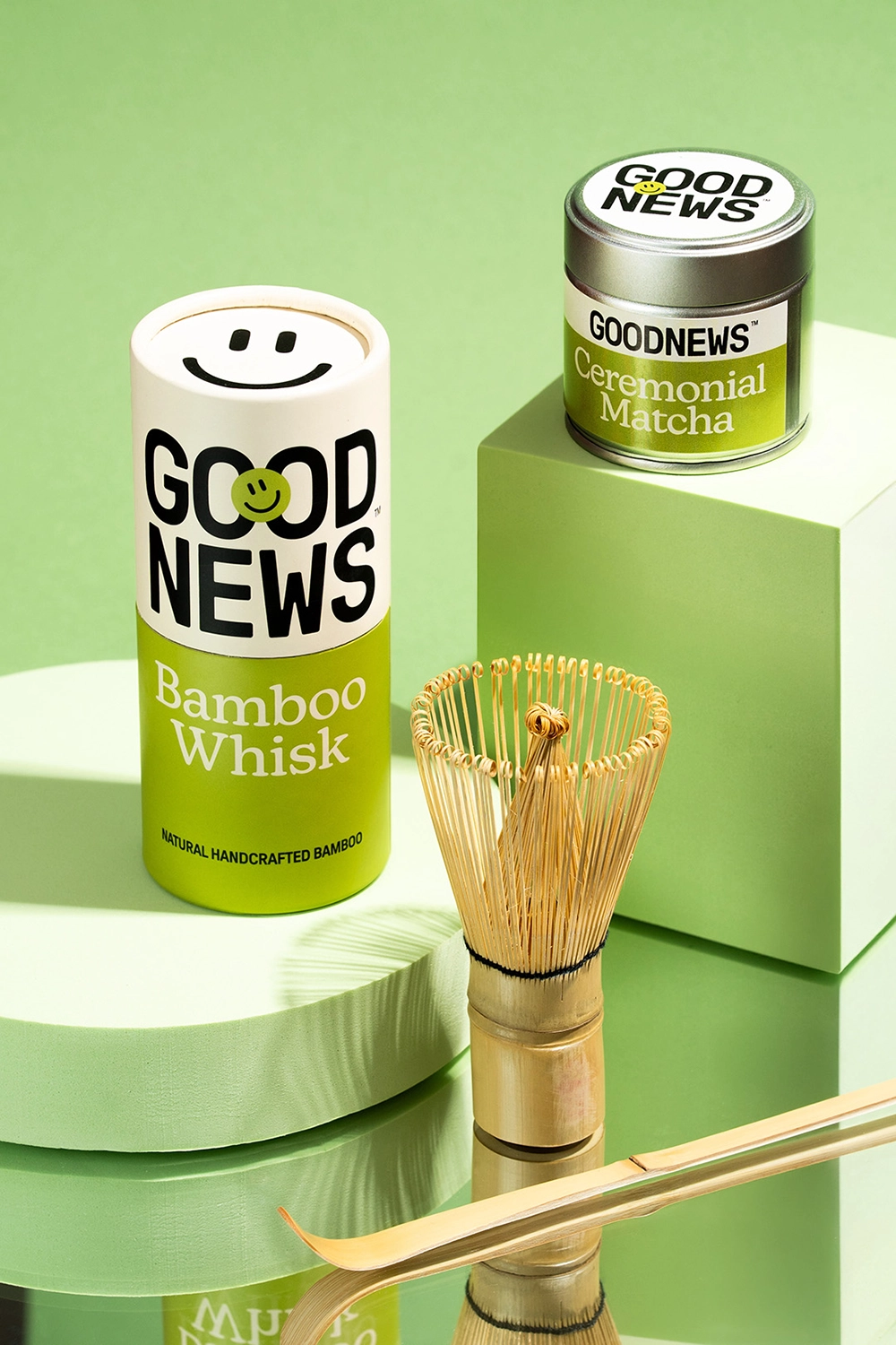 Packaging de matcha ceremonial y batidor de bambú Good News fotografiado en estudio