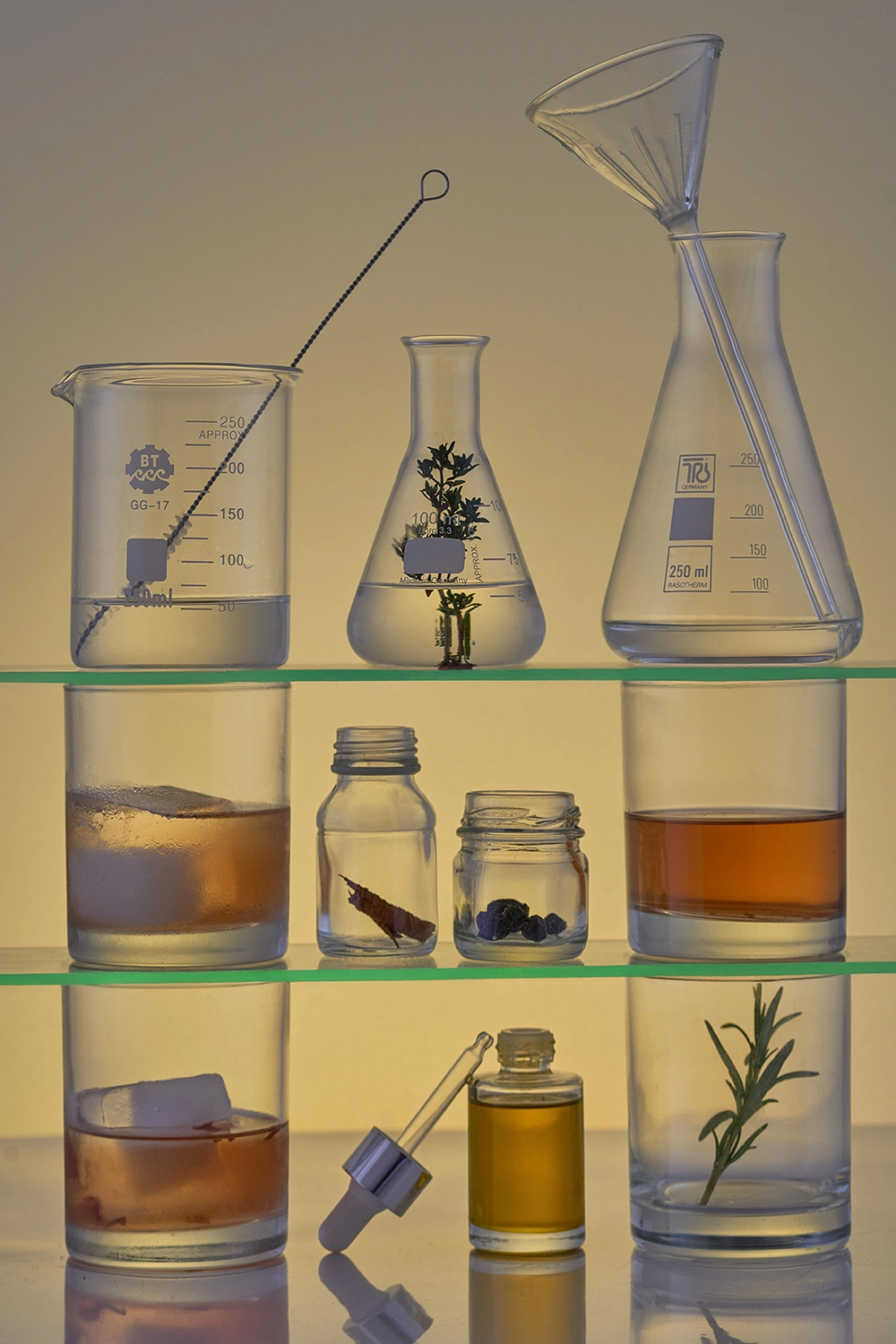 Destilados e infusiones en material de vidrio de laboratorio, bodegón de estudio
