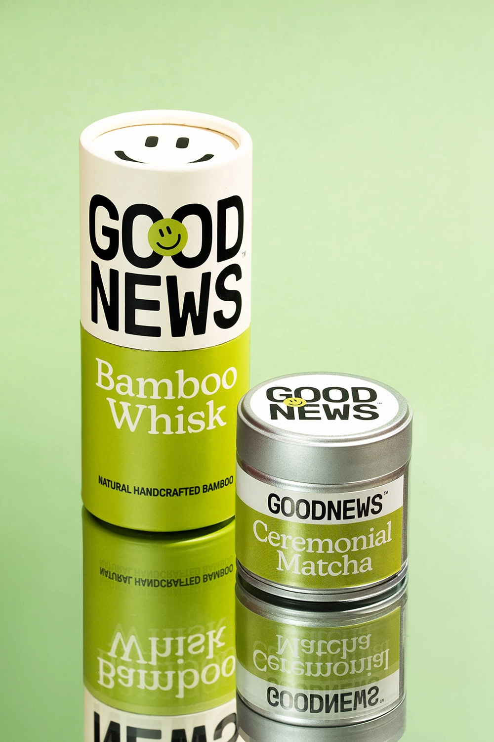 Lata de matcha ceremonial y batidor de bambú Good News, fotografía de packaging